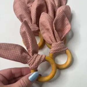 Porta guardanapo orelha de coelho Páscoa | Argola com tecido poá rosa | Mesa posta temática