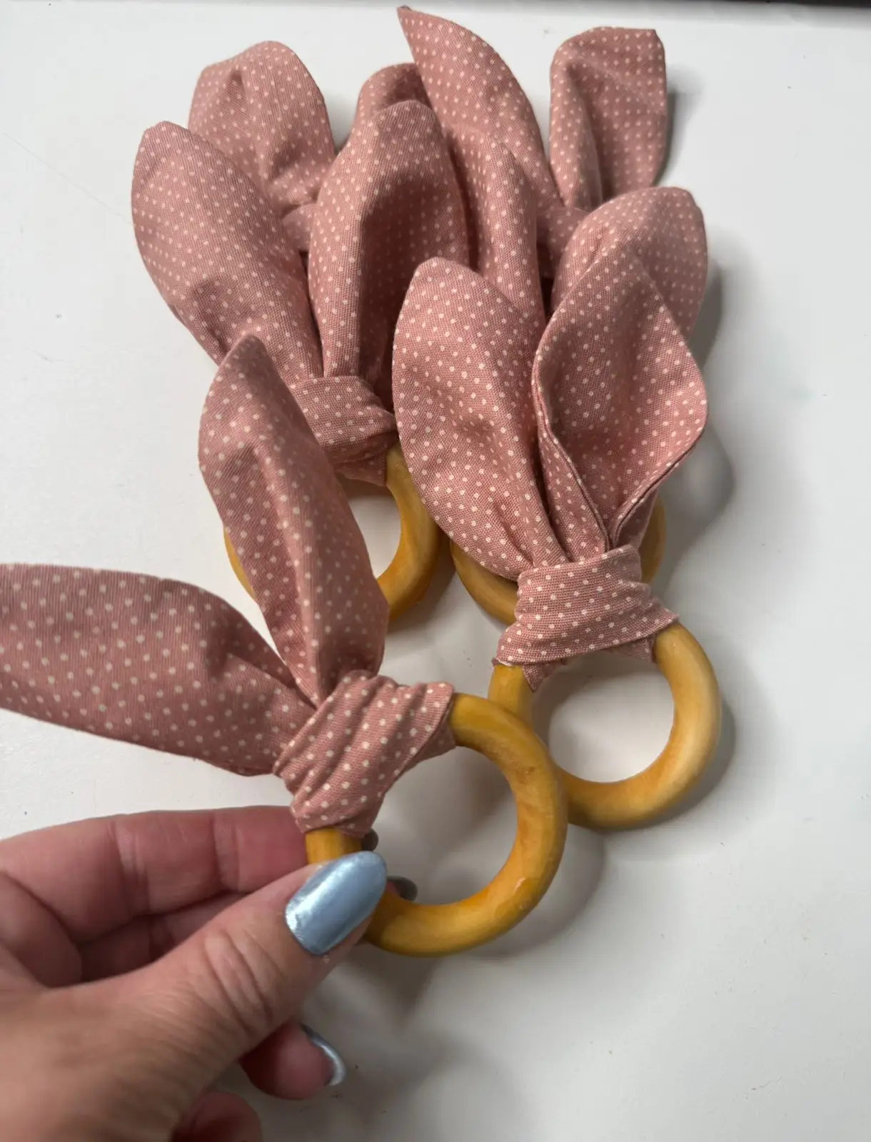 Porta guardanapo orelha de coelho Páscoa | Argola com tecido poá rosa | Mesa posta temática