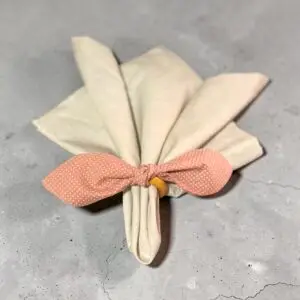 Porta guardanapo laço poá rosa | Argola decorativa em madeira | Mesa posta elegante